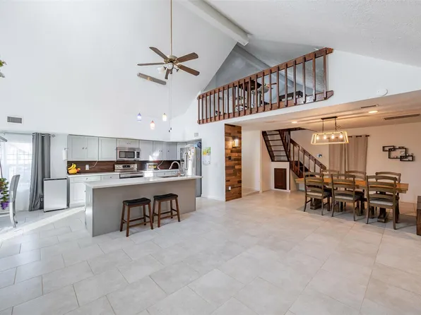 2111 Gray Falls Dr, Houston, TX 77077