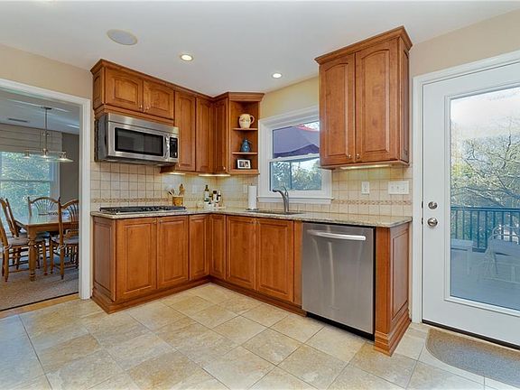 STAINLESS STEEL KITCHEN AID APPLIANCES AND BEAUTIFUL GRANITE TOPS!