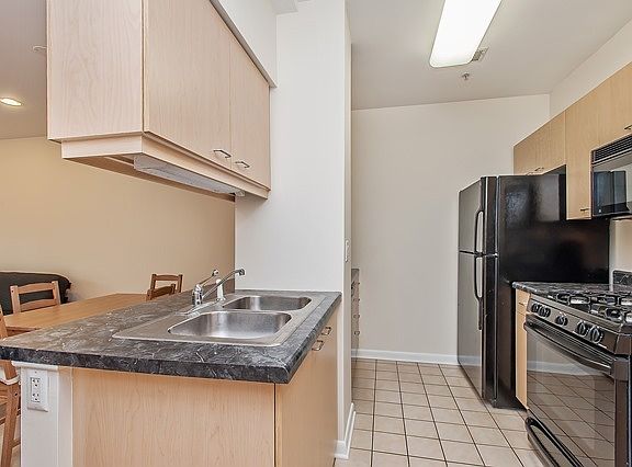4th image of 1222 Chicago Ave APT 204