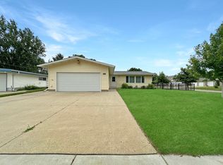 605 20th St SW, Minot, ND 58701