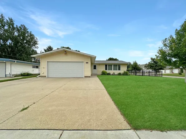 605 20th St SW, Minot, ND 58701
