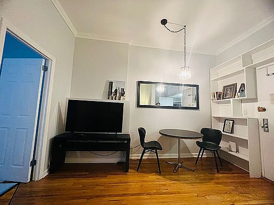 3rd image of 223 W 70th St #3R