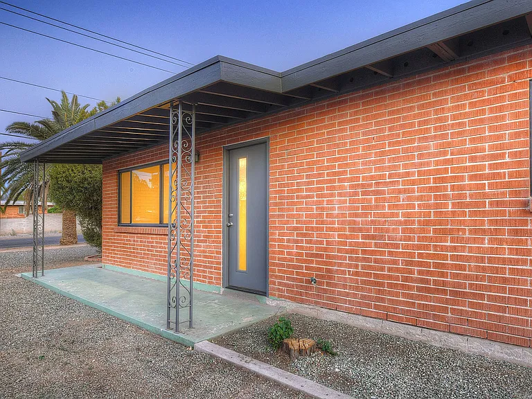 1445 N Arcadia Ave — Photo 2