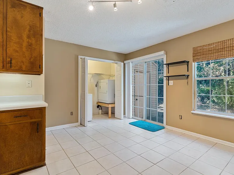 2372 Gregory Dr — Photo 13
