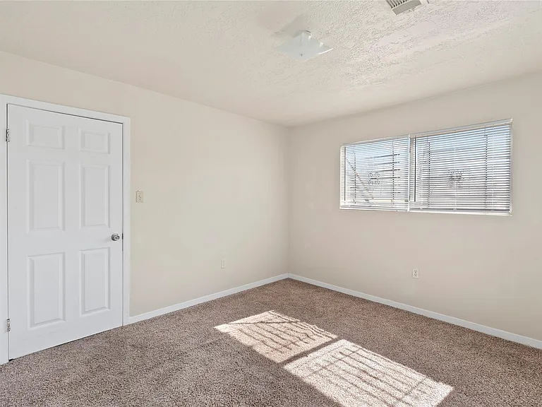 4906 Farmer St — Photo 7