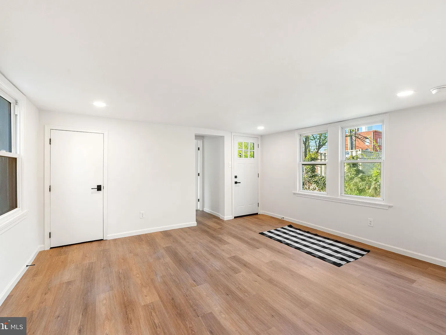 4 bed, 2.0 bath, 1760 sqft, $2,395 — Photo 4
