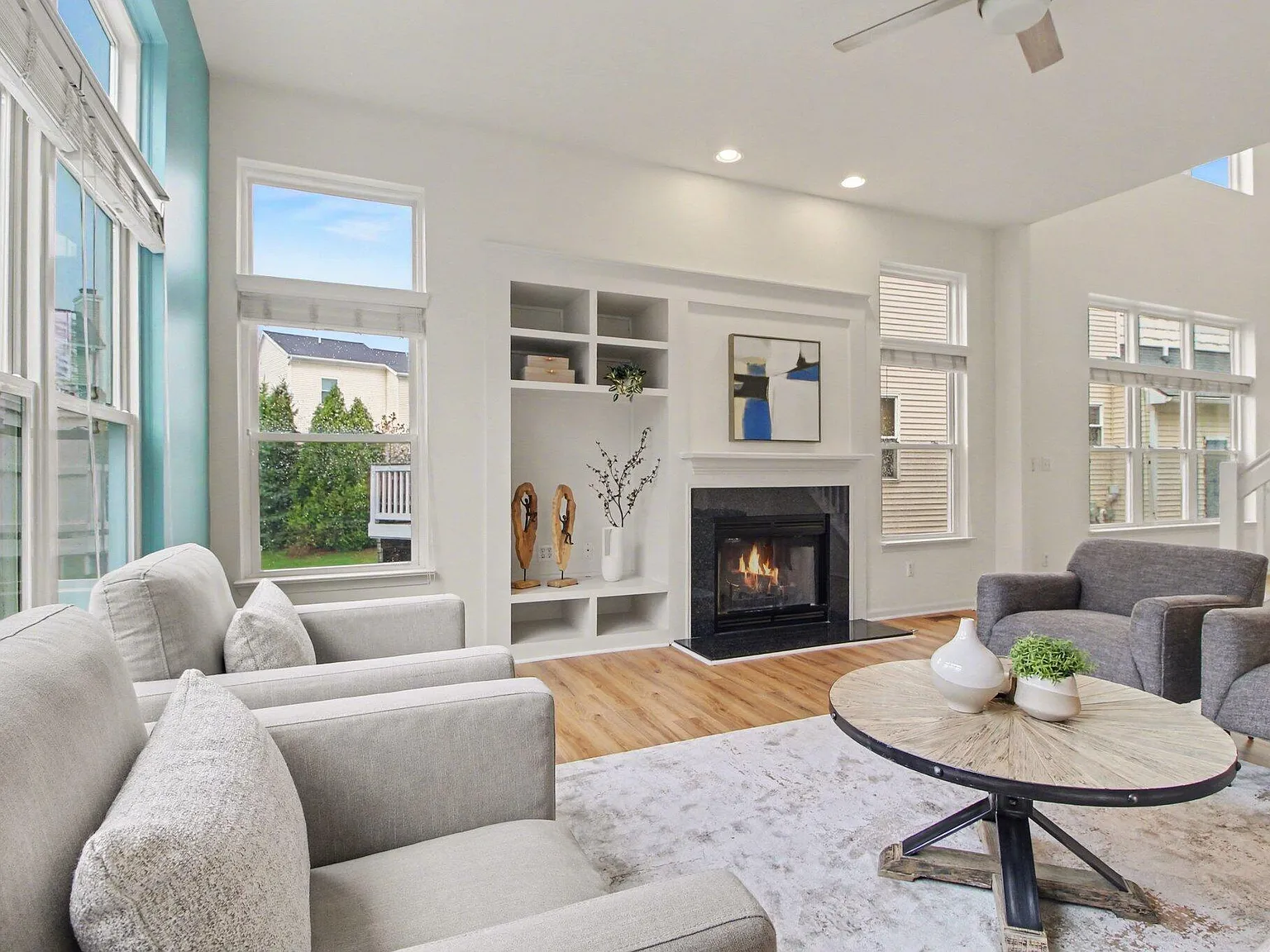 3 bed, 2.5 bath, 2417 sqft, $3,200 — Photo 3