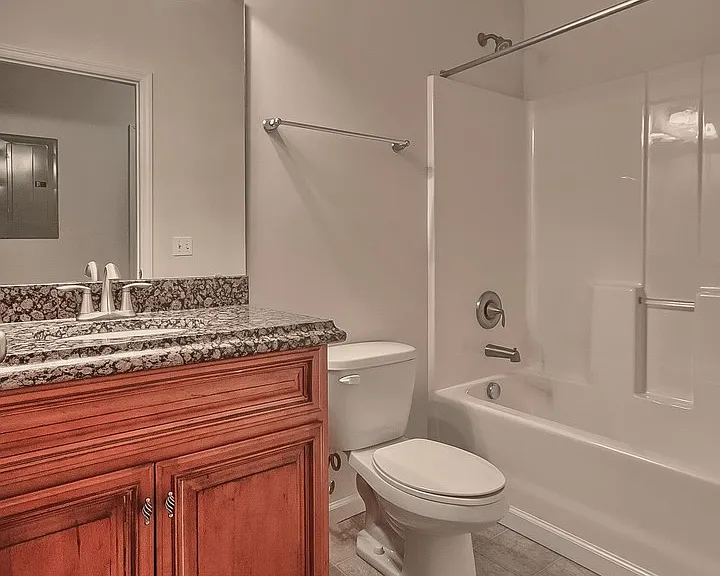 (065) Oakridge Apartments — Photo 9