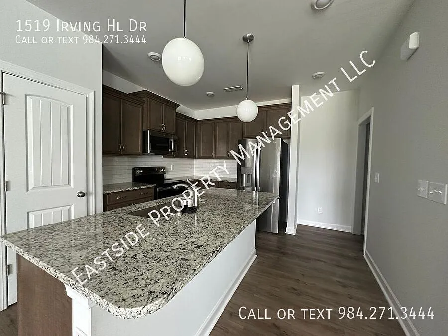 Luxurious 3 bed 2.5 bath, 2 rear-end car garage End Unit Townhouse- A Must-See Gem with Exception... — Photo 3