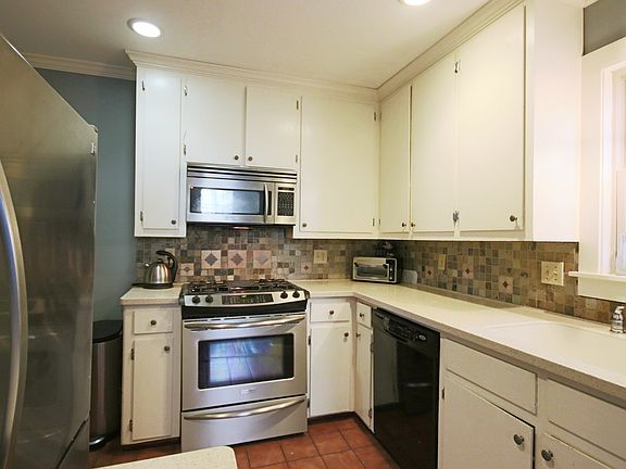 4th image of 26 Woodland St