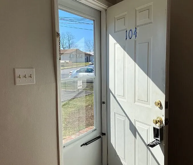 104 Clinton St — Photo 2