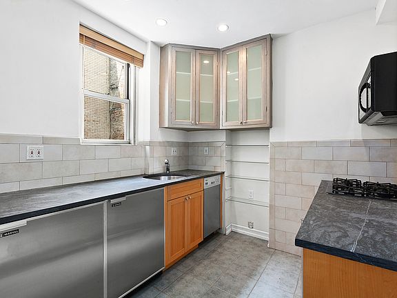 4th image of 210 W 19th St APT 5A