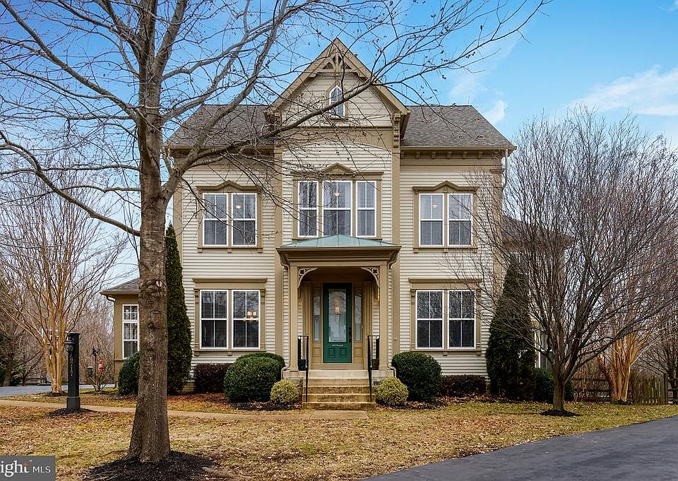 Perfectly situated on cul de sac lot in Vint Hill