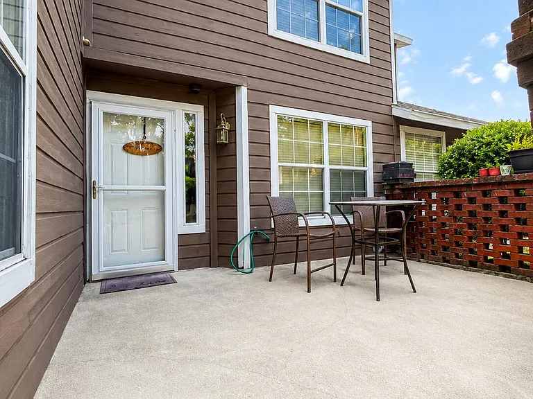 130 Luden Dr #D — Photo 3
