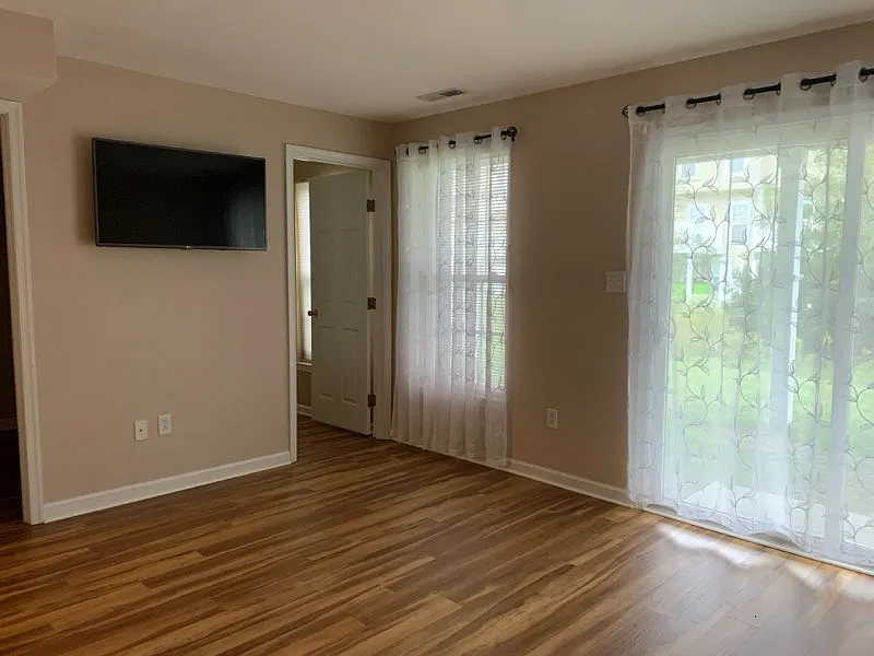 4 bed, 3.5 bath, 1799 sqft, $2,000 — Photo 2