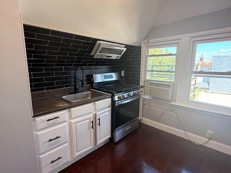 925 South St — Photo 1