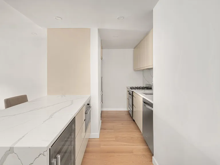 115 E 9th St #7B — Photo 3