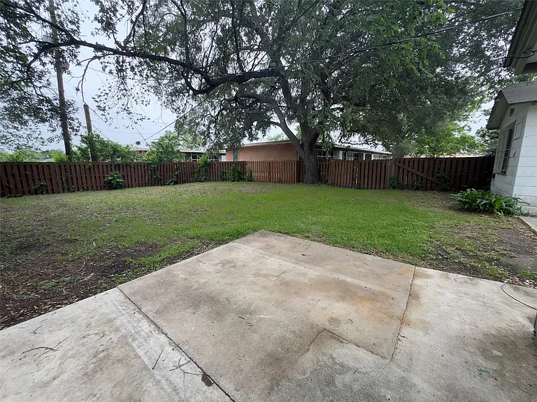 306 E Bowie St — Photo 30