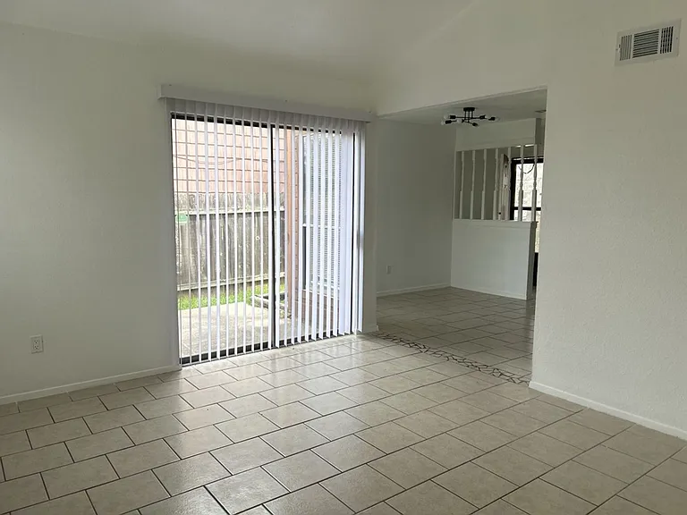 1218 Westway Cir — Photo 3