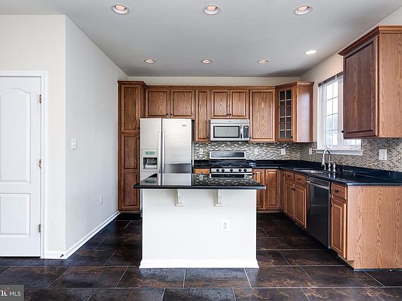 5th image of 4671 Carisbrooke Ln