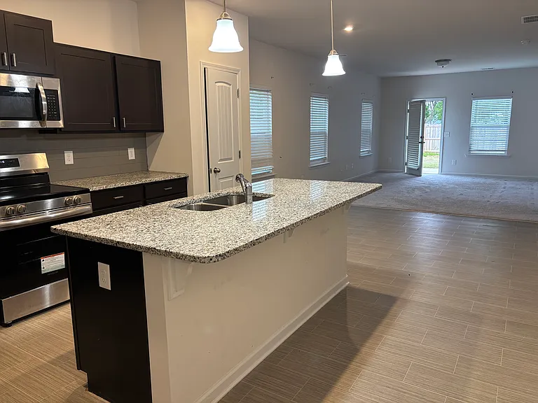 115 Marion Dr — Photo 2