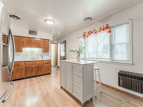 4th image of 15457 Dearborn St