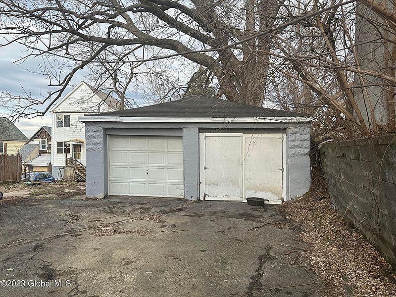 5th image of 627 Seneca Street