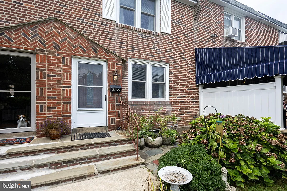Building Photo - 2227 S Harwood Ave