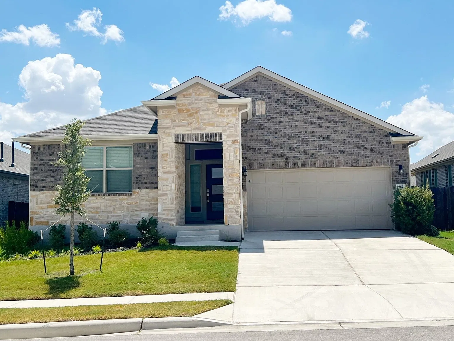 3 bed, 2.0 bath, 1952 sqft, $2,200 — Photo 1