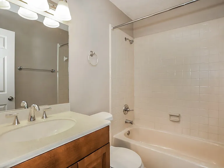 805 Elmwood St — Photo 15