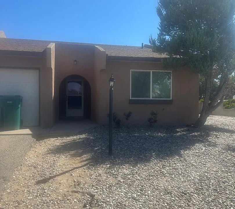 590 Stallion Rd SE