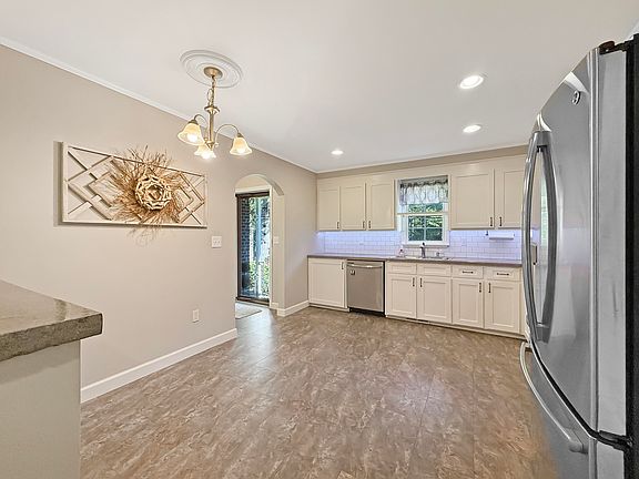 4th image of 121 Sawmill Dr