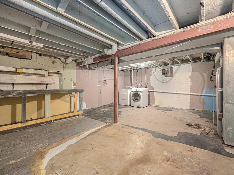 221 N Oak St — Photo 11