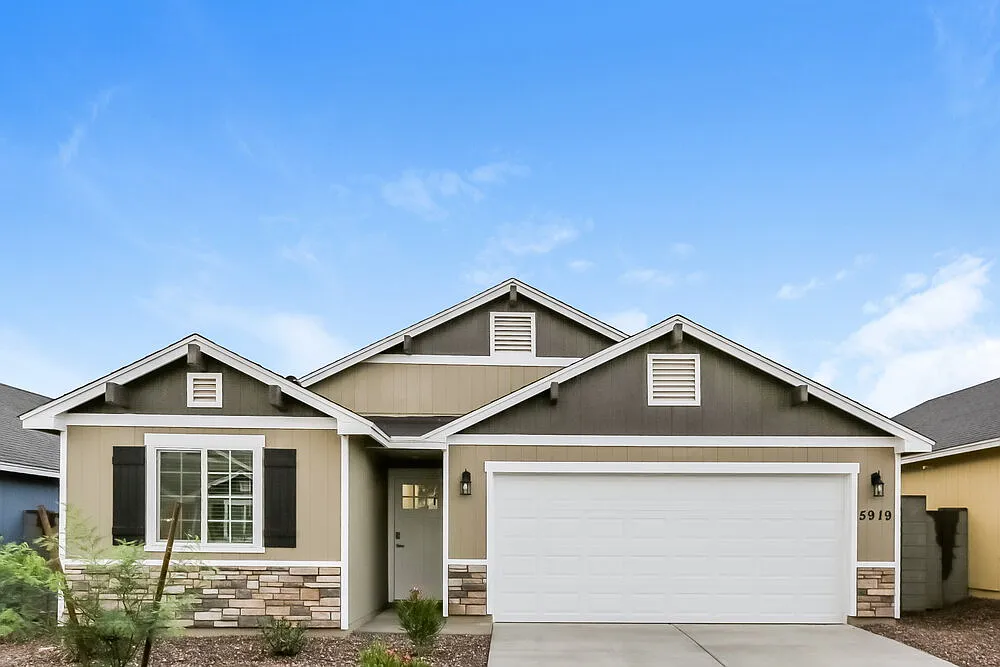 3 bed, 2.0 bath, 1125 sqft, $2,095 — Photo 1