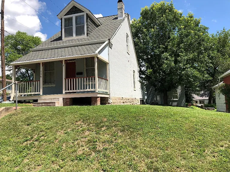 734 Tompkins St — Photo 1