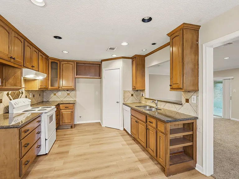810 Sunnybrook Ln — Photo 8