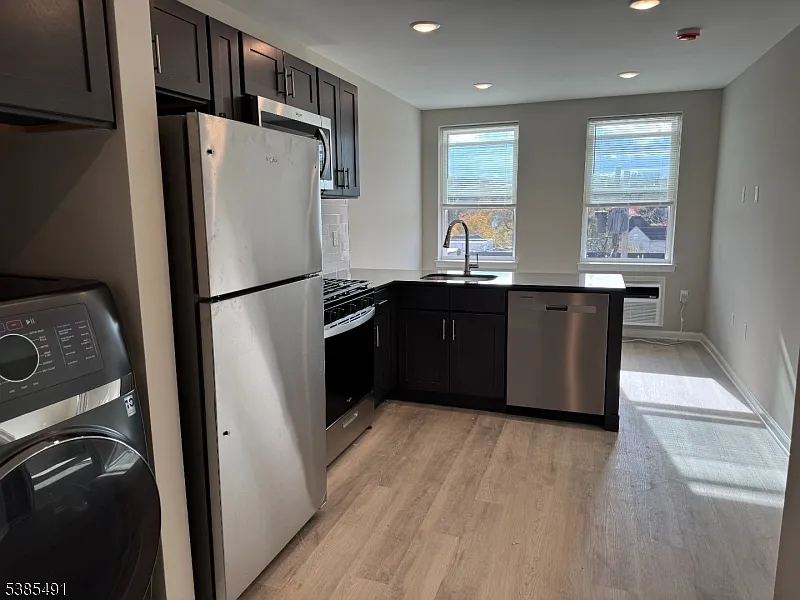 Building Photo - 10-12 E Washington Ave #3F