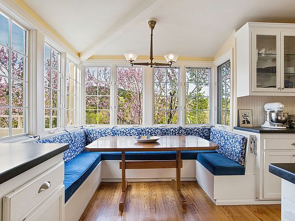 3rd image of 10 Dutch Valley Ln