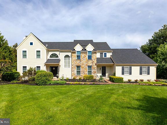 3rd image of 293 Hickory Dr