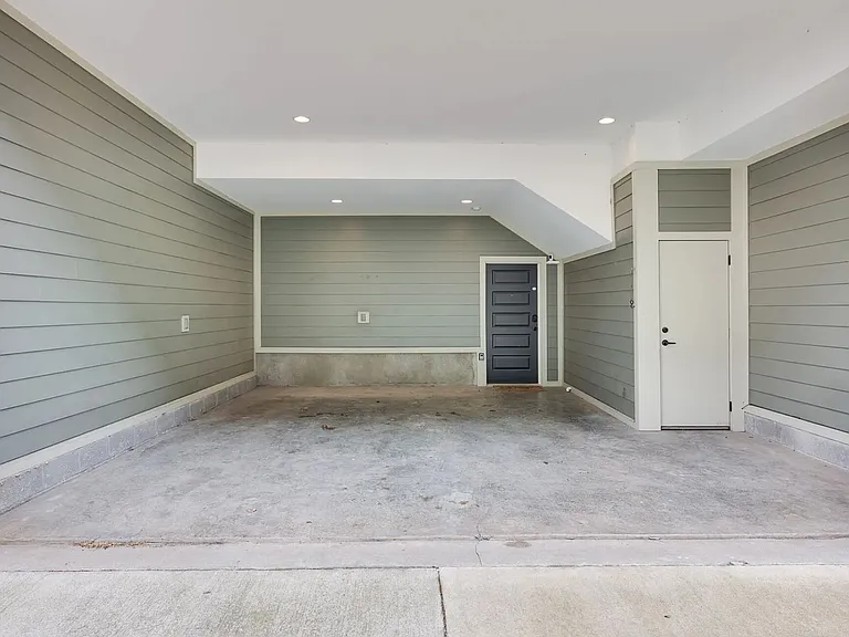 1027 E Trinity Ln — Photo 9