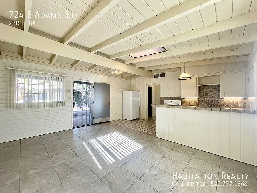Renovated, spacious 2bed/1bath design near the University of Arizona! — Photo 3