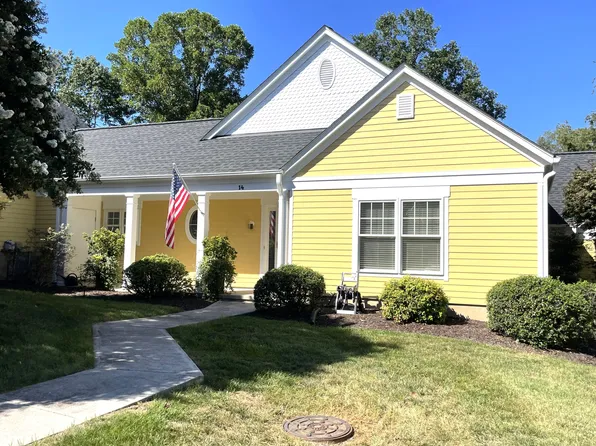 14 Golf Villa Dr, Moneta, VA 24121