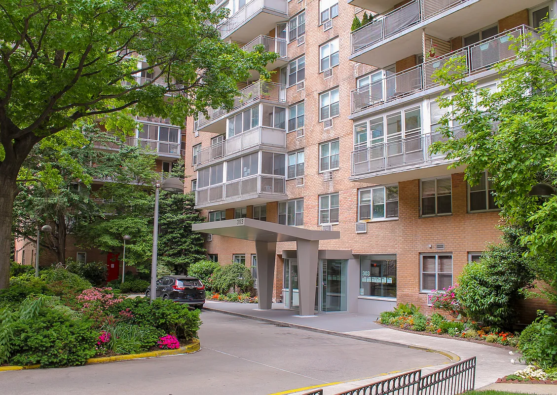 Lincoln Guild at 303 West 66th Street in Lincoln Square : Sales