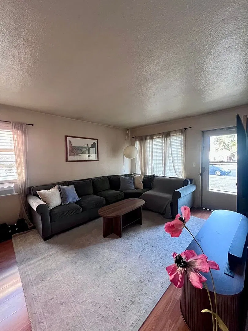 Charming 2 Bedroom Cottage Style Duplex in Medford — Photo 3