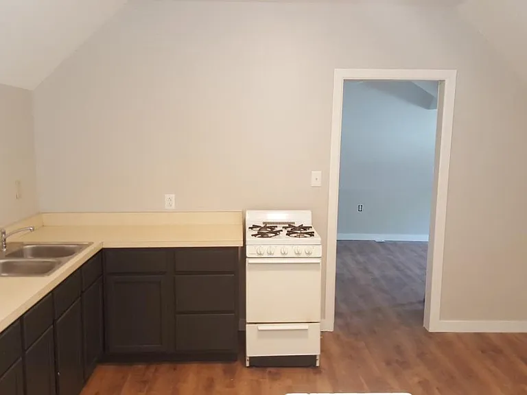 1402 Pleasant St #2 — Photo 5