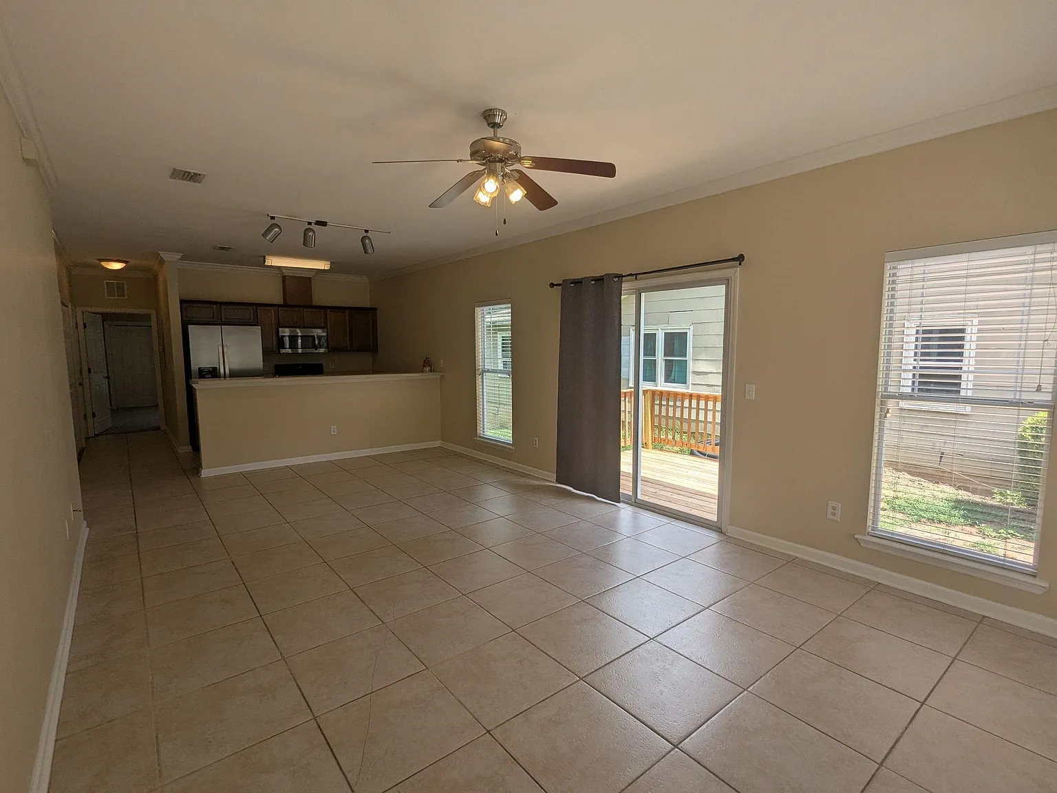 4 bed, 4.5 bath, 1944 sqft, $2,100 — Photo 4