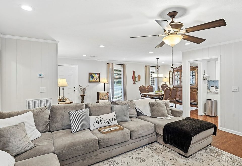 1st image of 206 Parkway Dr