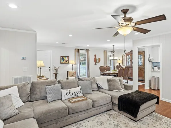 206 Parkway Dr, Livingston, AL 35470