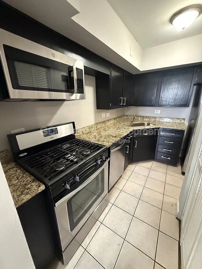 Building Photo - 6947 S Jeffery Blvd #3K