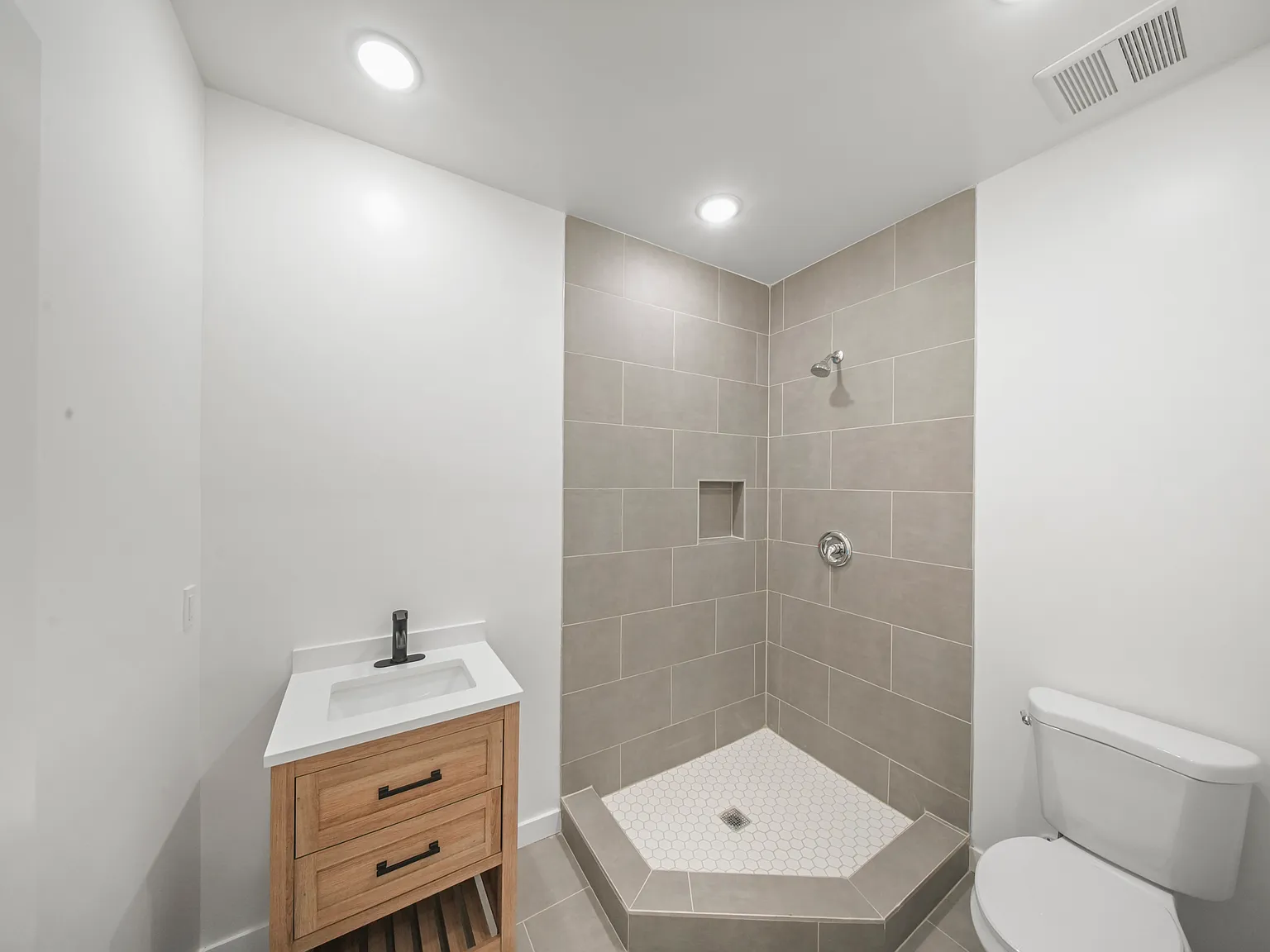 3 bed, 1870 sqft, $4,795 — Photo 3
